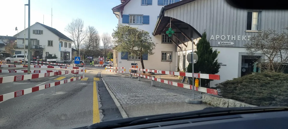 Ein Dorfzentrum mit vielen Baustellenabsperrungen.